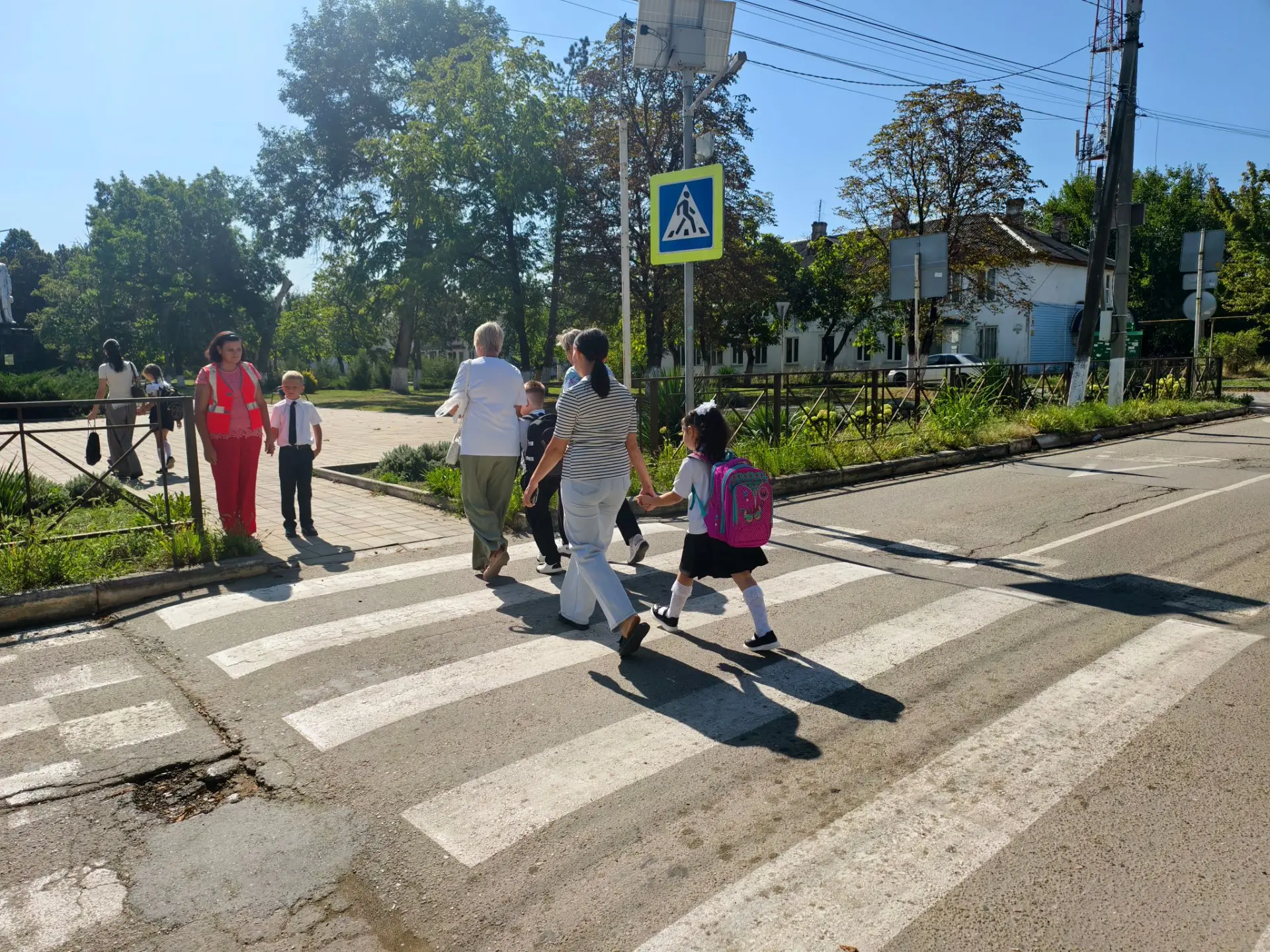 Пока осеннее утро окутывает поселок прохладой 🧣 и спешащими прохожими, у ворот школы р...