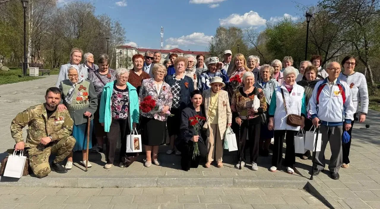 Вот так мы поздравляли наших ветеранов. Вспоминали, пели фронтовые песни, плакали, чего...