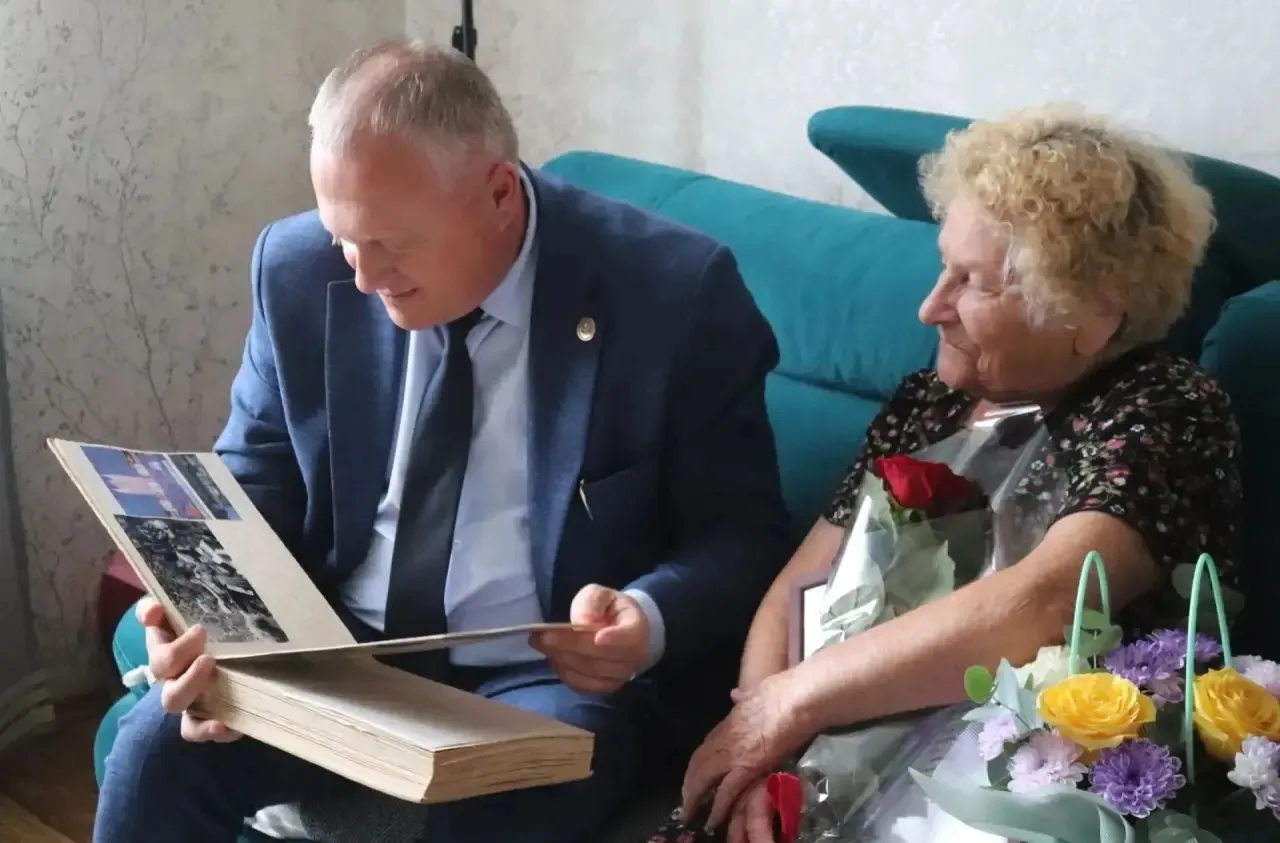 🎓 «Она - замечательный наставник»: глава округа поздравил свою первую учительницу