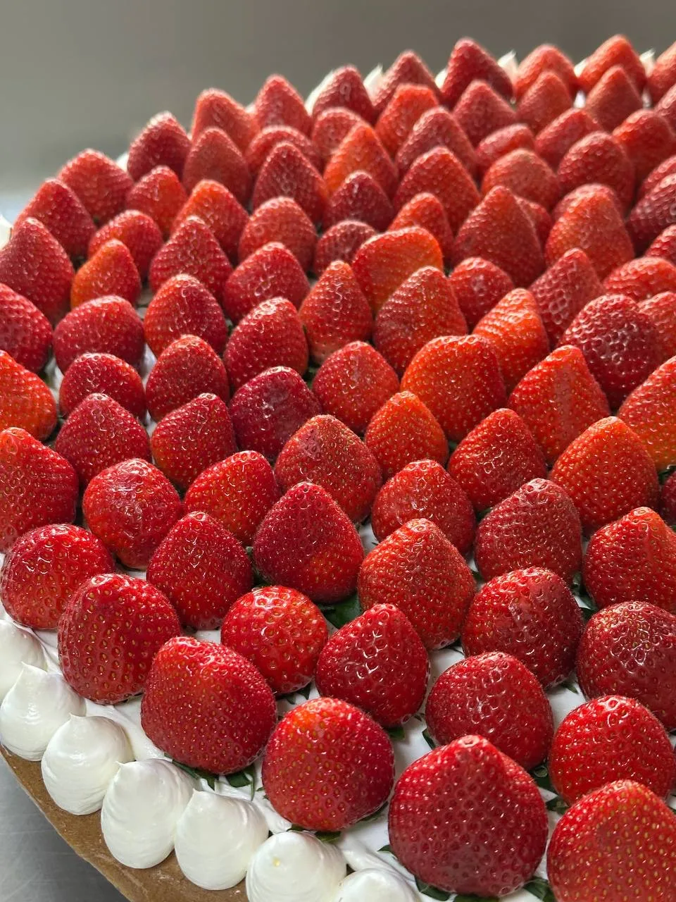 На улице теплая весна и хочется готовить все больше ягодных тортов! ❤️🍓