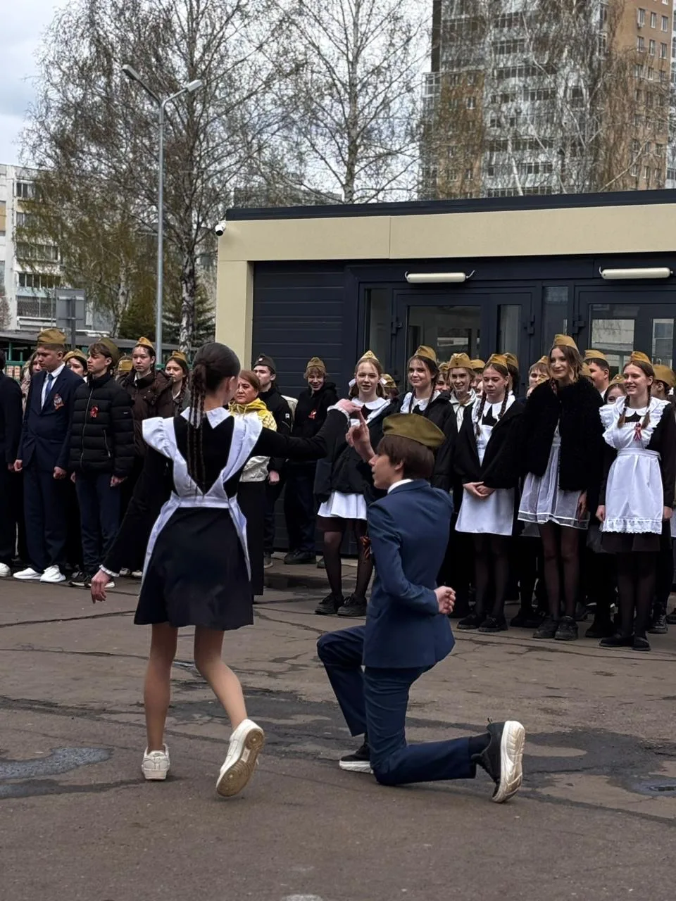 Смотр строя и песни среди 8-х классов состоялся! Все команды выступили достойно, показав отличную сл