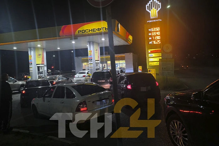 Ночью жители Тулы стояли в очереди за бензином

Фотографиями с заправки на Калужском шоссе 19 июня п