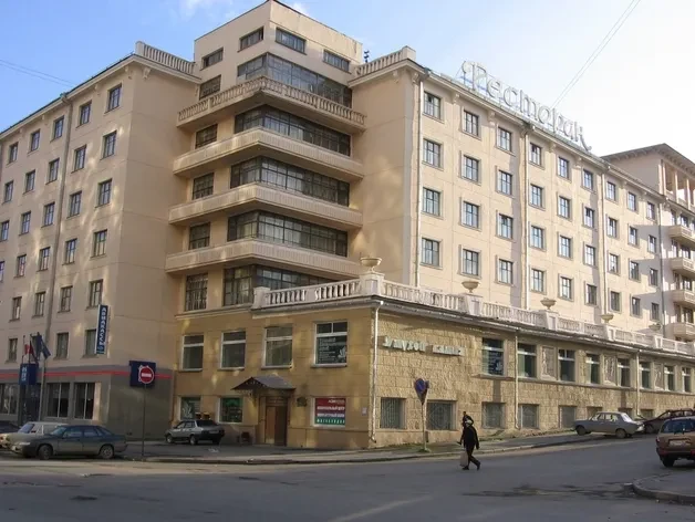 🏗 Гостиница-памятник «Большой Урал» отдаст свой двор под застройку. Историко-культурна...