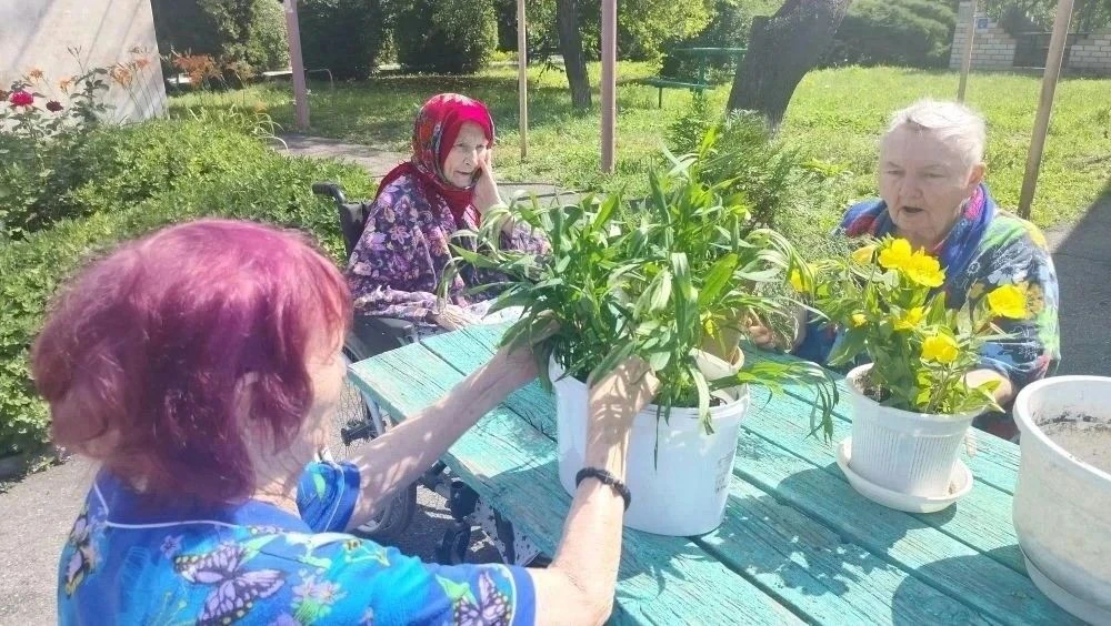 🌿 Когда руки сажают цветы, а душа расцветает
В Советском комплексном центре социального обслуживани