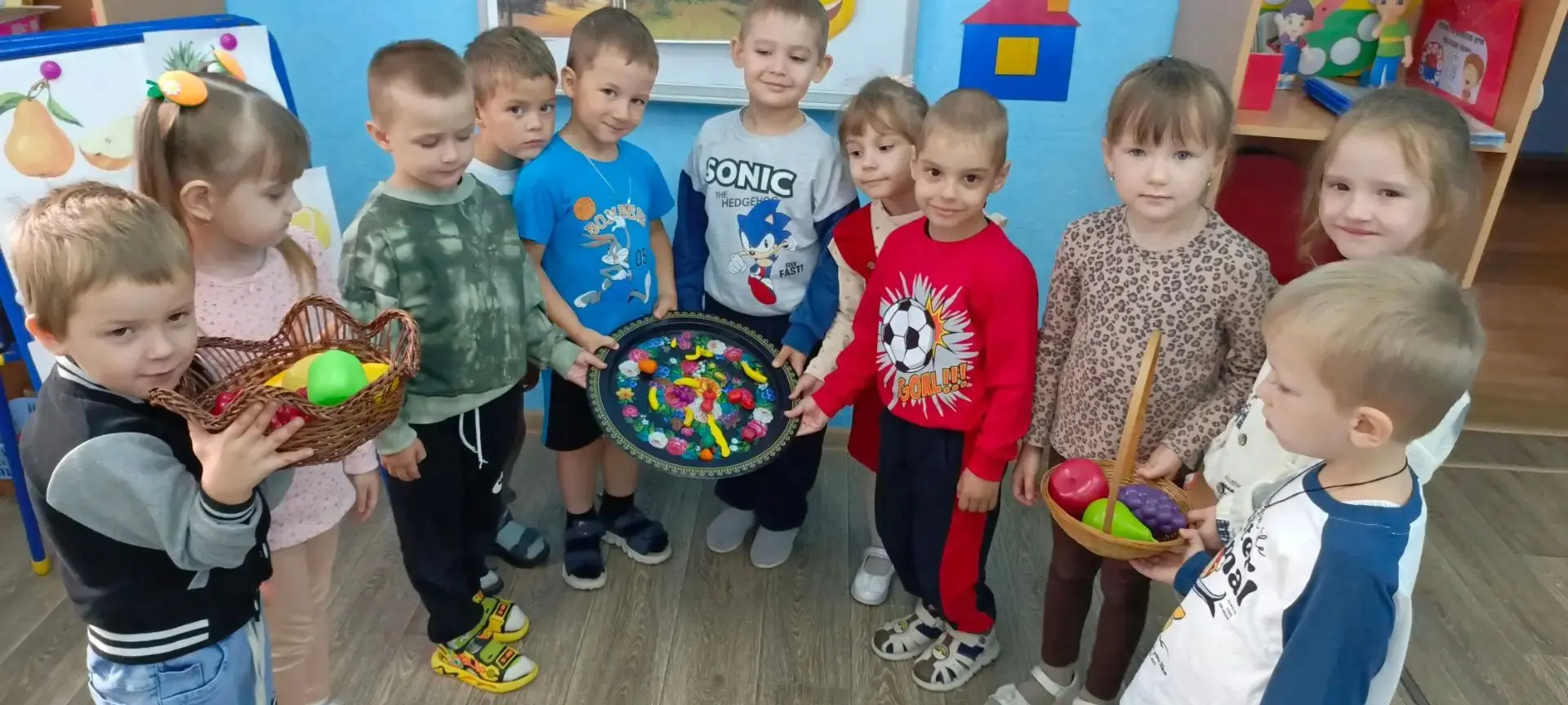 В нашей средней группе "Одуванчики" прошло интересное занятие по лепке "Фрукты на краси...