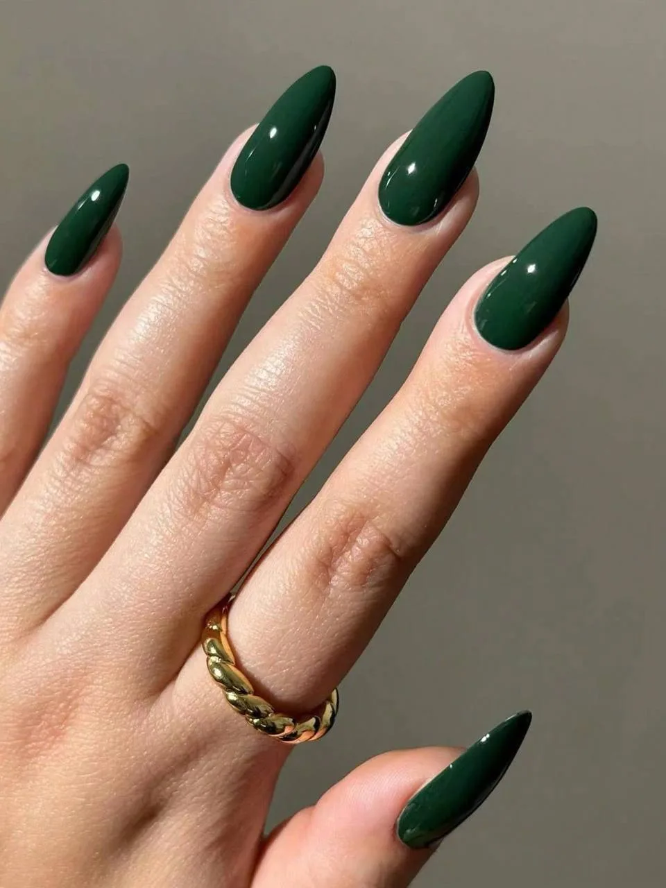 Зеленые ногти

💅 Маникюр