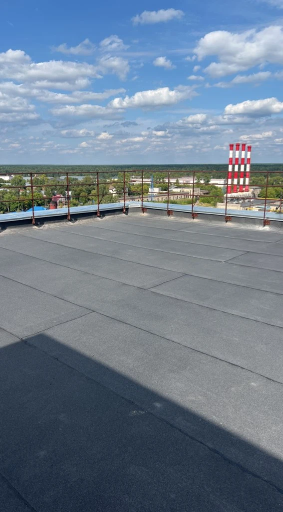 В Жуковском капитально отремонтировали плоскую крышу дома №13 на улице Менделеева