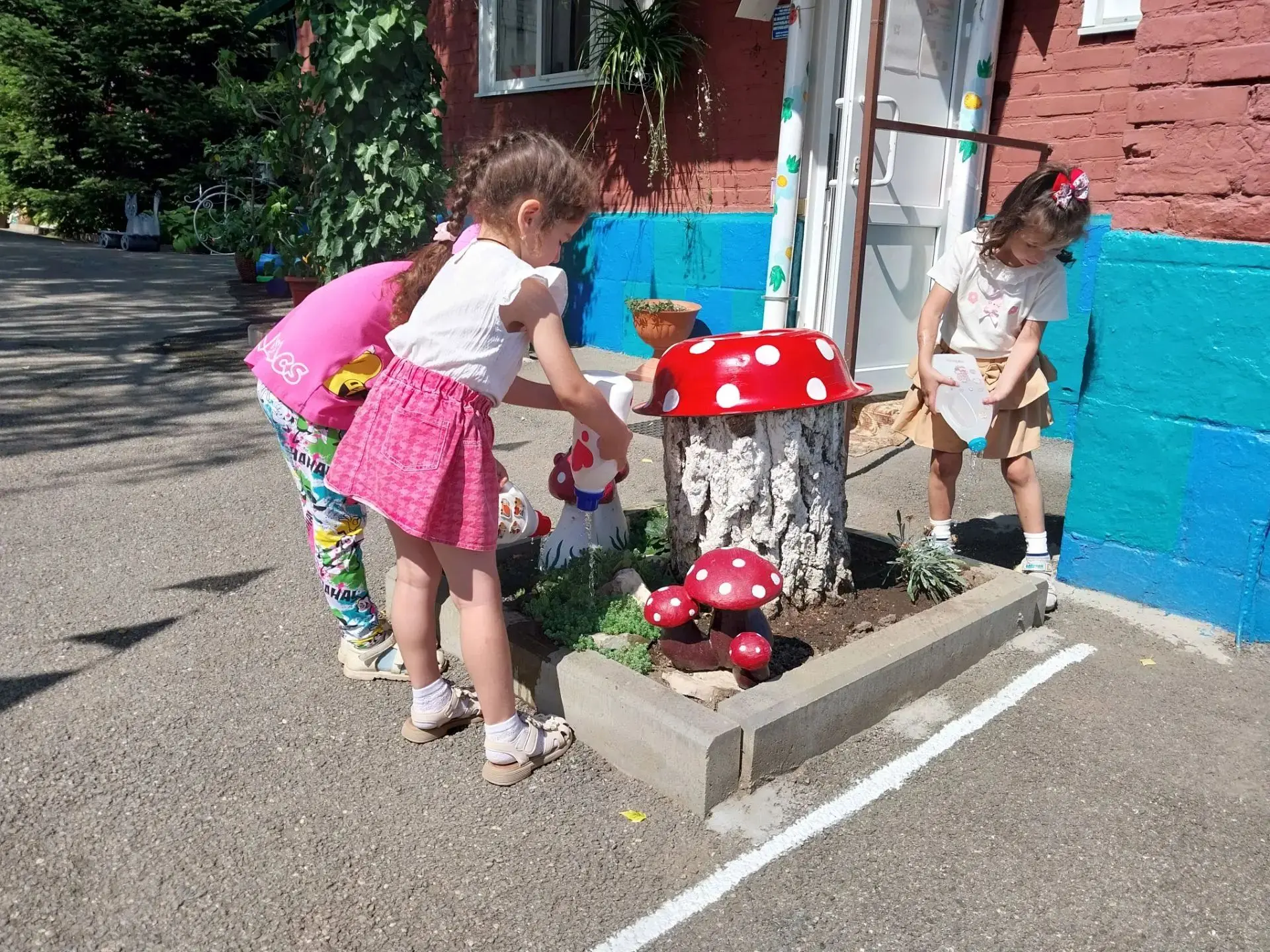В нашем детском саду ведет свою работу трудовой десант! Ребята разновозрвсной группы  �...