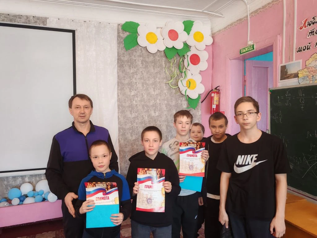 В последний день школьных каникул в Мокроусовском ДДТ прошёл первоапрельский шахматный ...