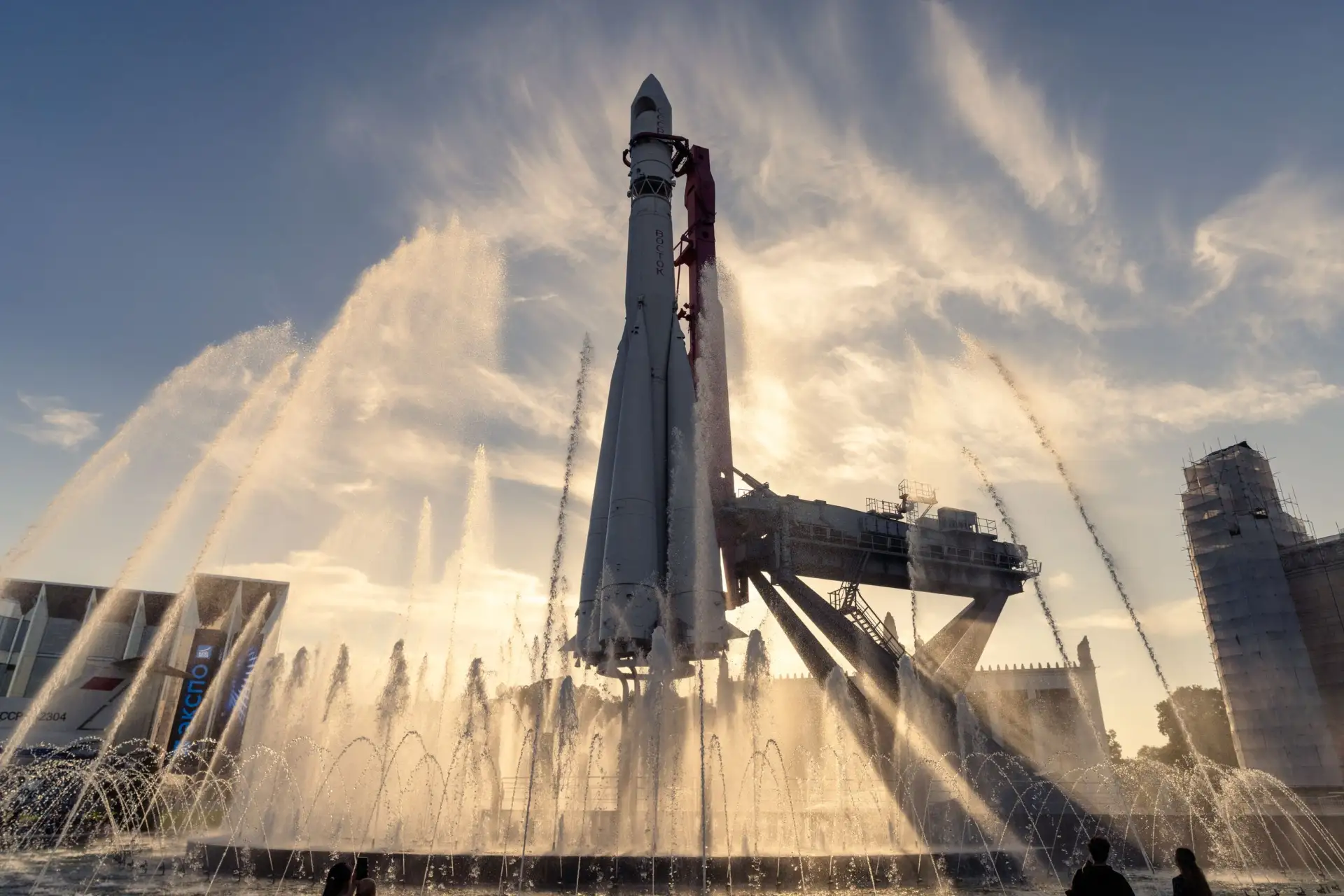 Любуемся космическим фонтаном ВДНХ при свете солнца! ☀️🚀