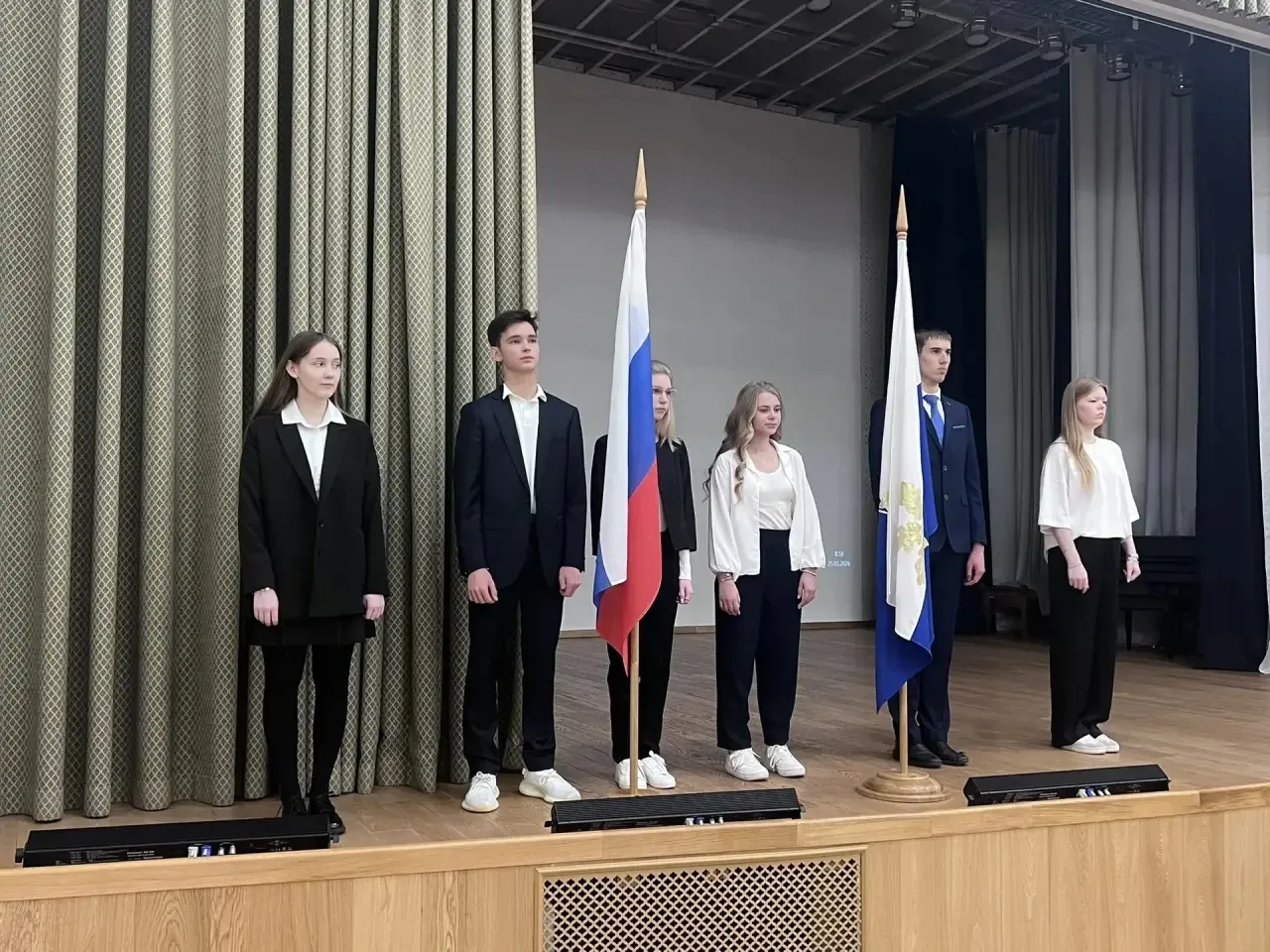 Наши еженедельные церемонии выноса государственного флага Российской Федерации и исполнения гимна по