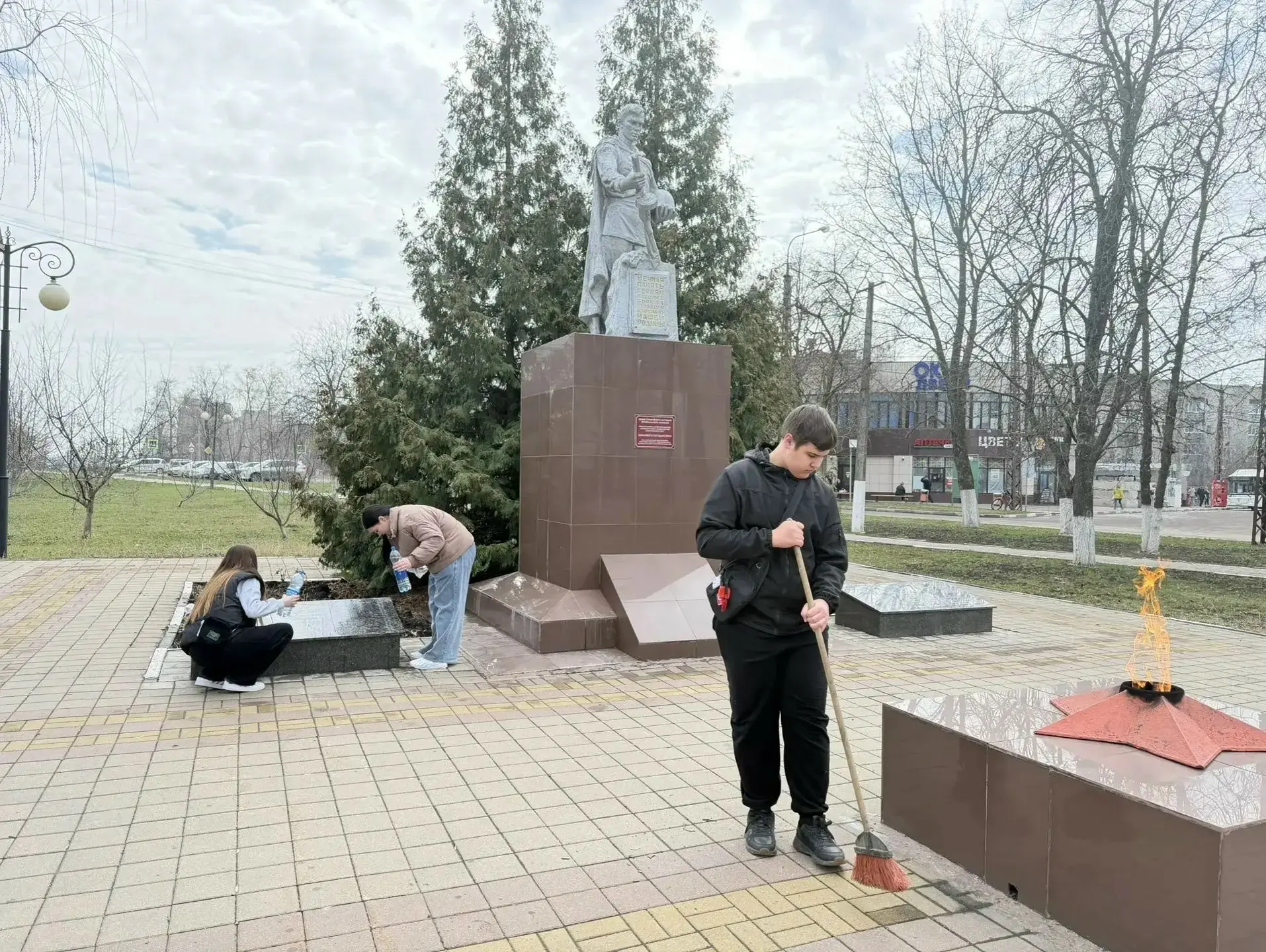 ✏Ученики Майской гимназии и волонтёры привели в порядок памятное место в Майском