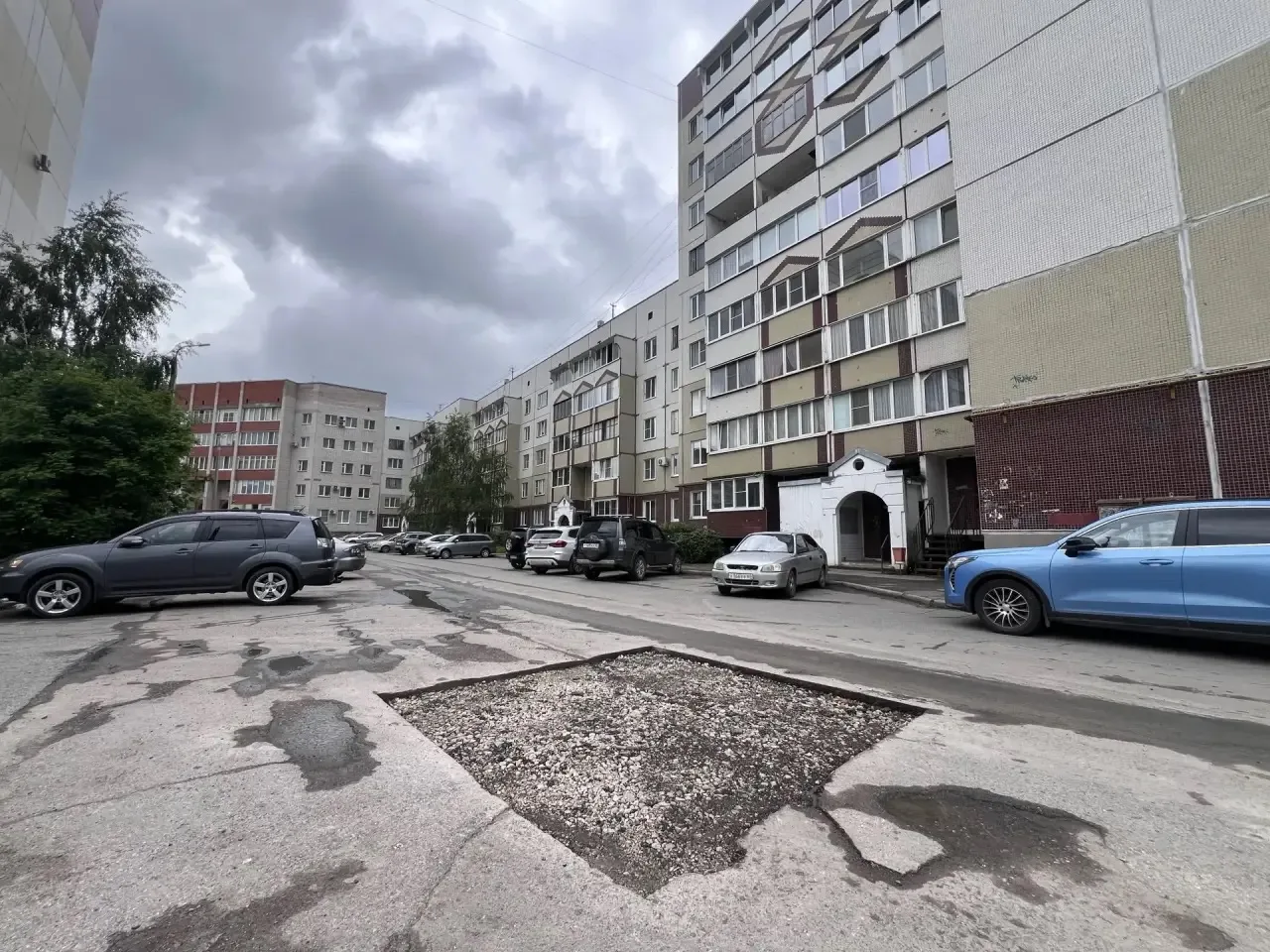 🚧 В Пскове начались работы по устранению аварийных ям на дворовых территориях и проездах  Как расска