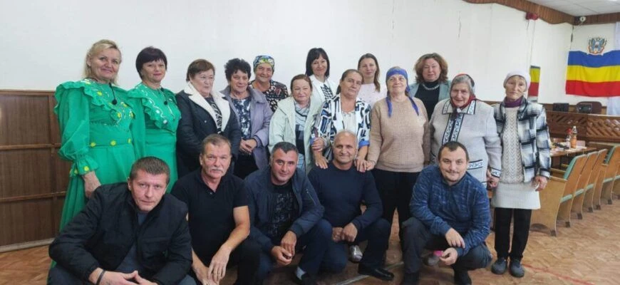 В Гуляй-Борисовке поздравили старшее поколение с праздником.