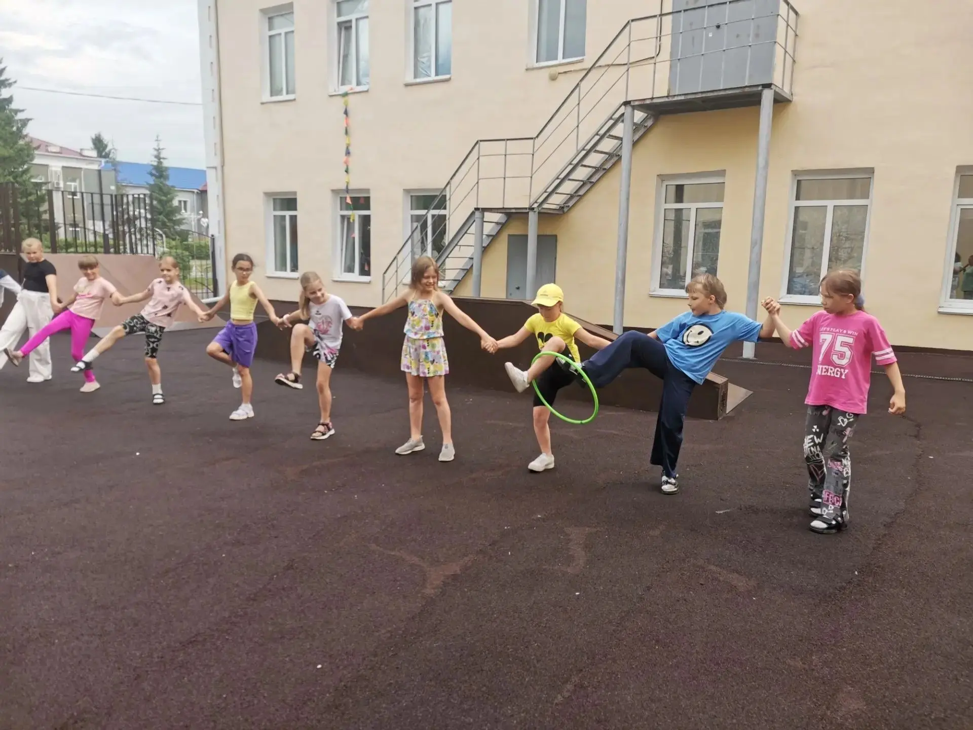 🏃‍♀️ Весёлые старты на свежем воздухе!

Для детей летней оздоровительной площадки в Районном Доме к