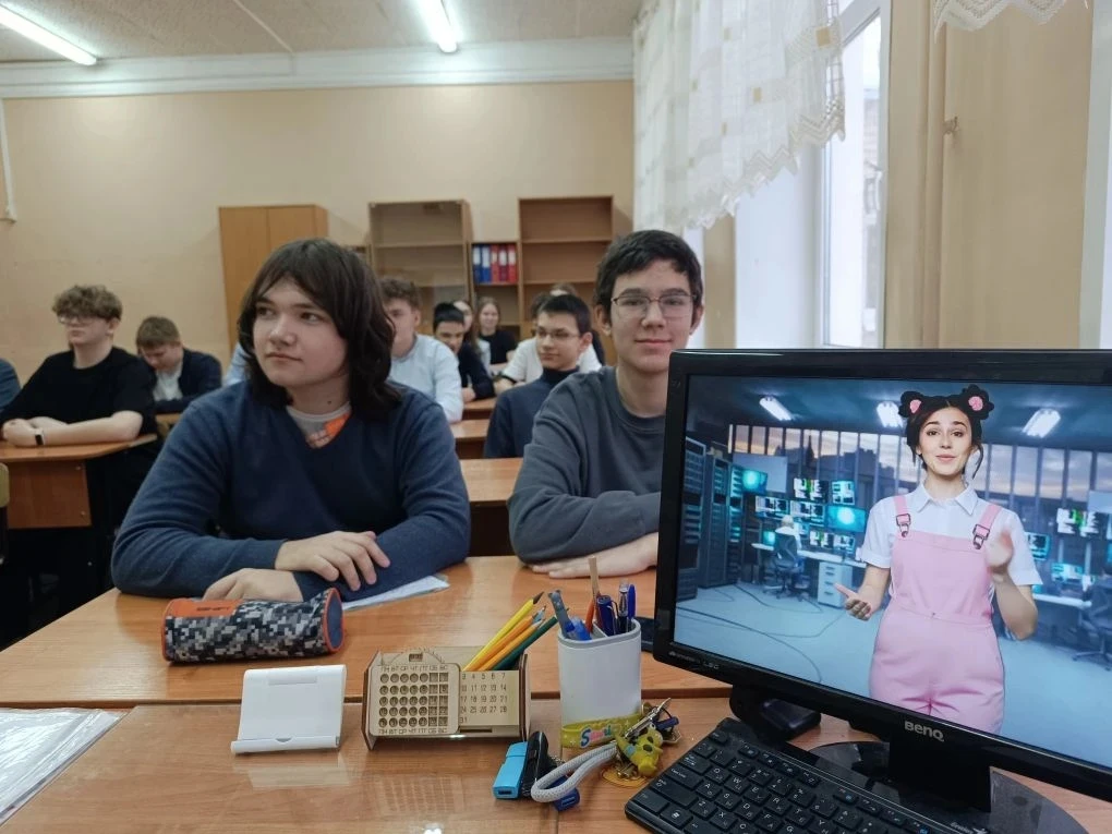 Утро понедельника традиционно началось с поднятия флагов. У всех прошли "Разговоры о важном". Тема: 
