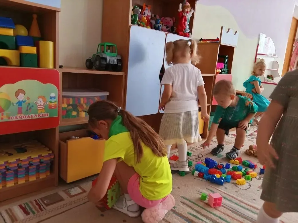 🐣В МКДОУ "Детский сад №4 "Сказка" тимуровцы из подготовительной группы, помогая вновь пришедшим дет