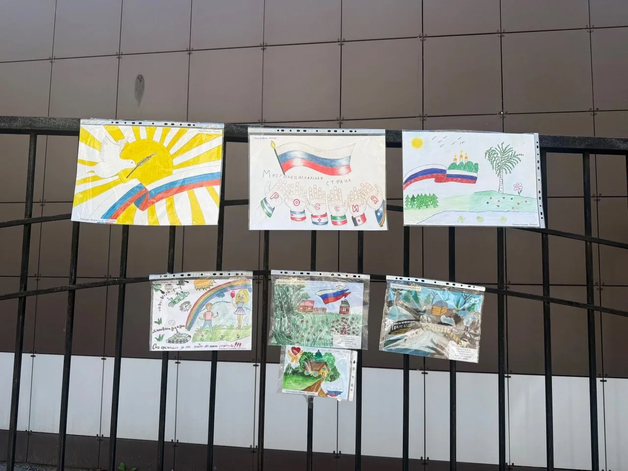 Краски Родины в детских руках! 🇷🇺🎨

В нашем школьном летнем  лагере "Радуга" прошло невероятно яр
