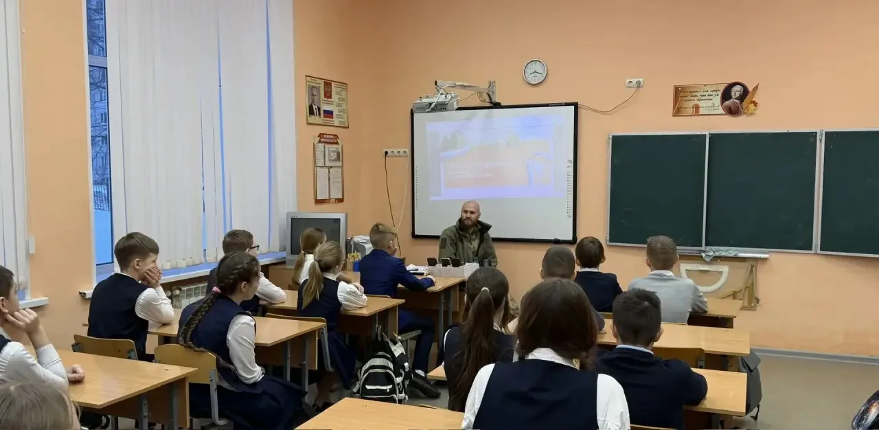 Новая учебная неделя началась с традиционной линейки, прослушивания и исполнения государственного ги