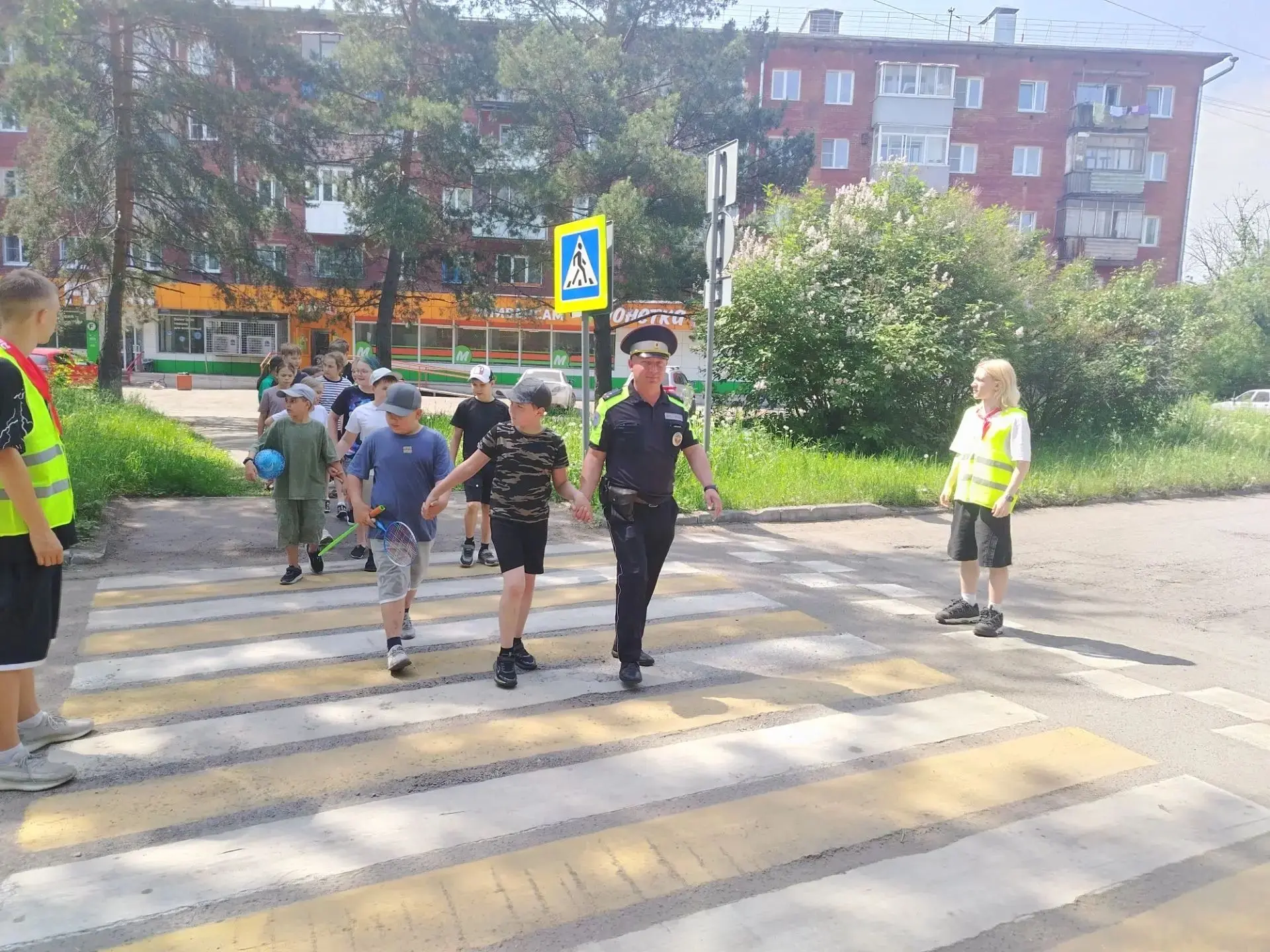Безопасный переход — это целая наука!

Летние каникулы в самом разгаре, а в нашем пришкольном лагере