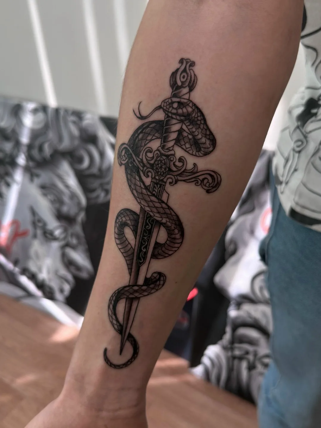 Взгляд, который гипнотизирует 🐍✨

Свежая графика: опасный кинжал и змея. Сделали эту красоту всего 