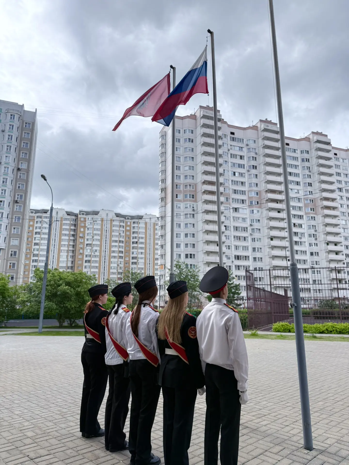 🇷🇺 Церемония поднятия Государственного флага РФ  Сегодня в нашей школе прошла традиционная церемония