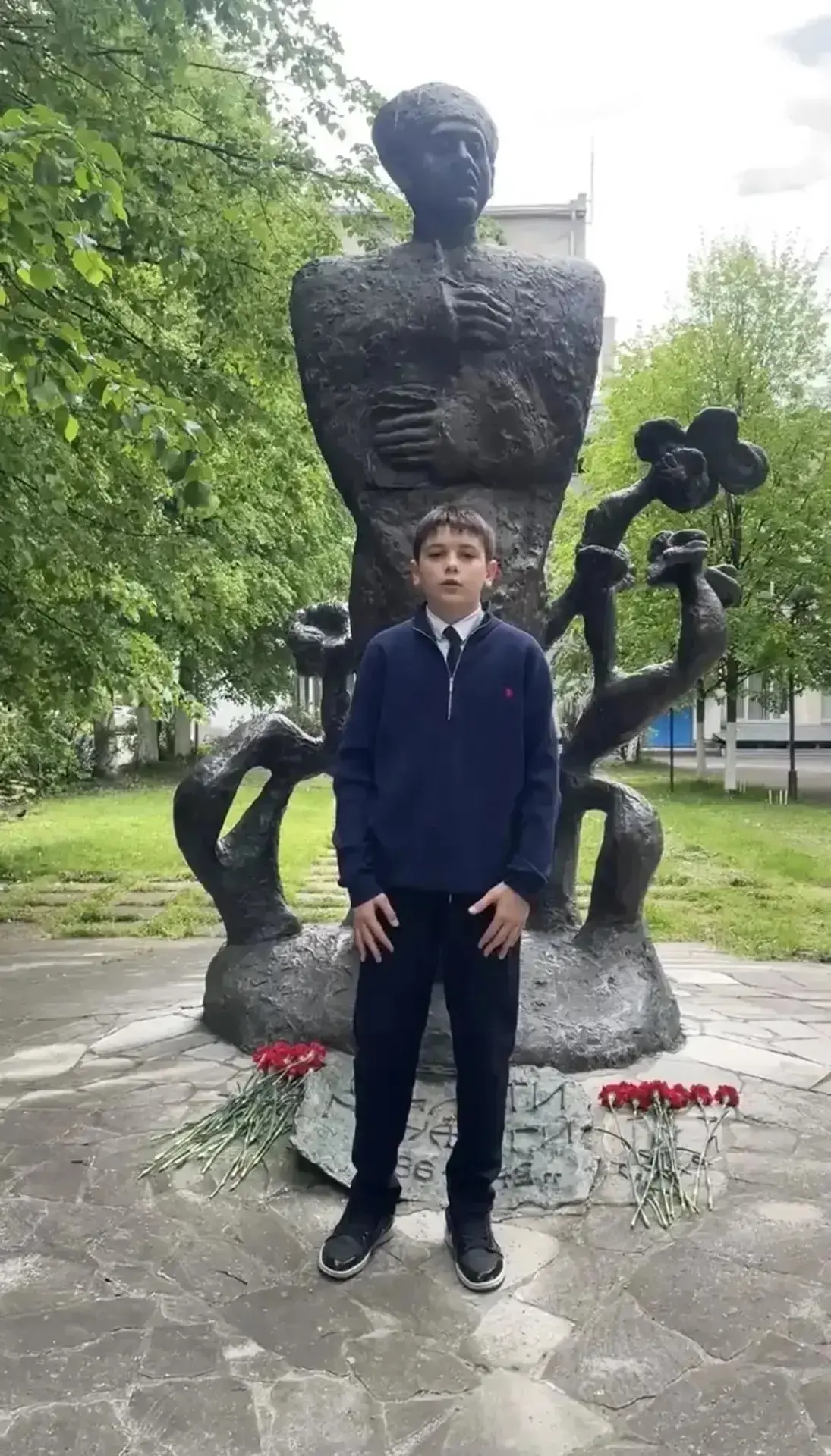 В этот день праздничные мероприятия проходят у монументов выдающихся учёных и классиков осетинской л