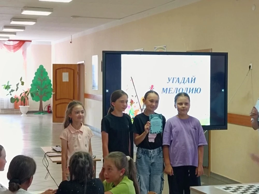 "Дуслык" мәктәп яны лагеры
Буген лагерыбызда Музыка көне булды. 
Иртәнге якта балалар караокега үзлә