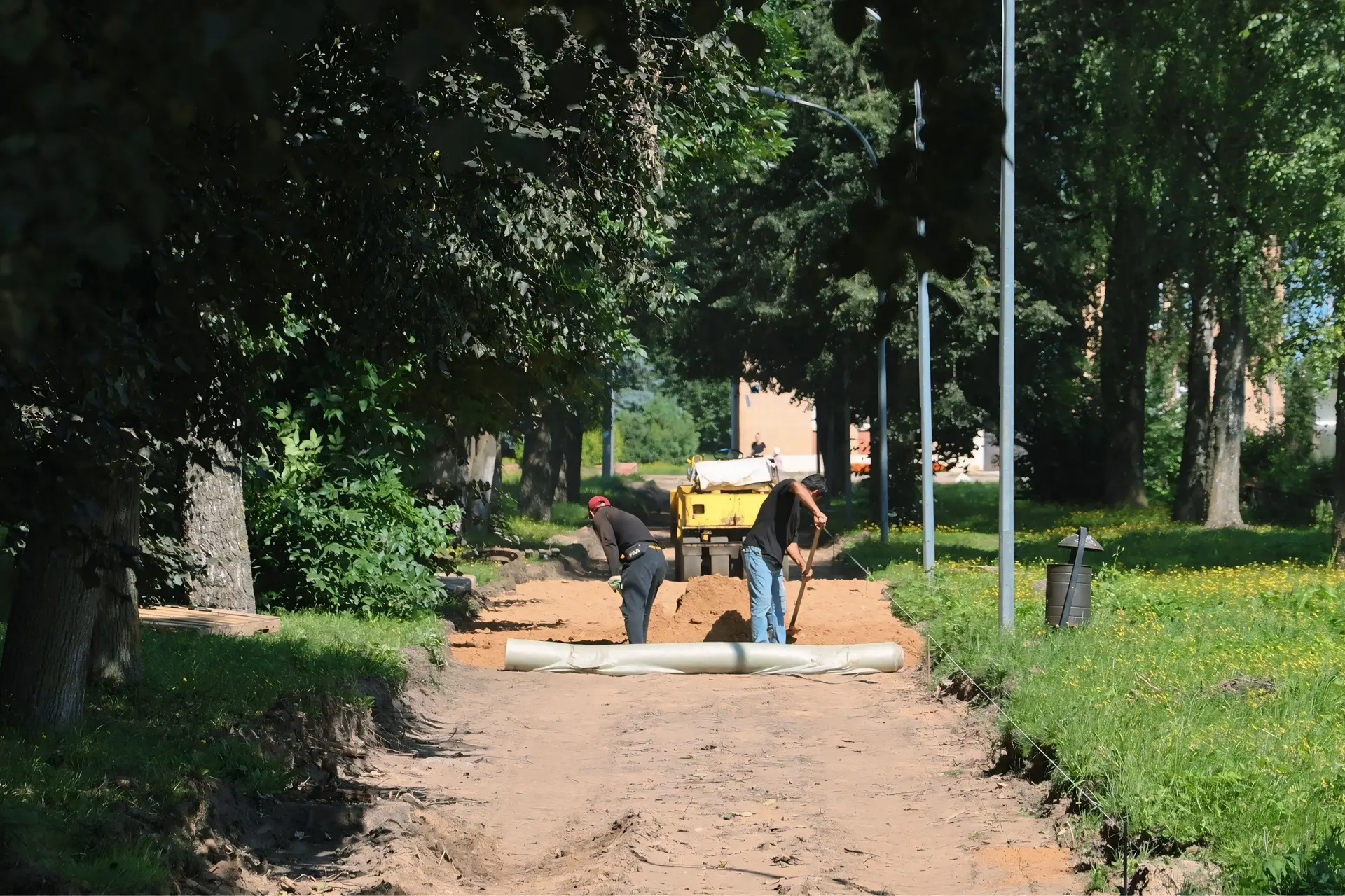 В деревне Кашино благоустроим три пешеходные дорожки на улице Ленина. Работы проводим по губернаторс
