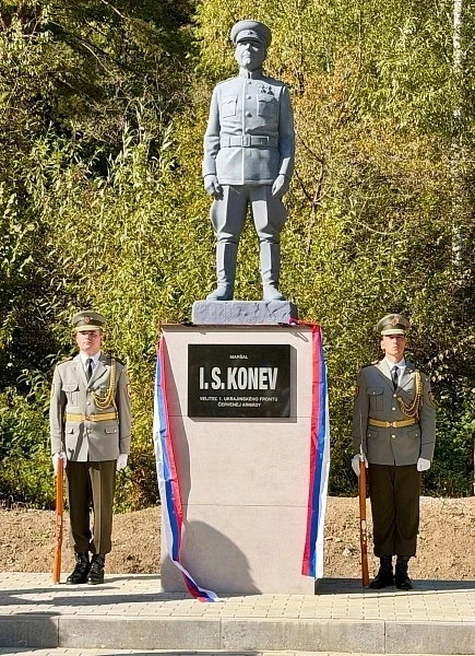 Памятник маршалу Советского Союза, уроженцу деревни Лодейно Кировской области Ивану Кон...