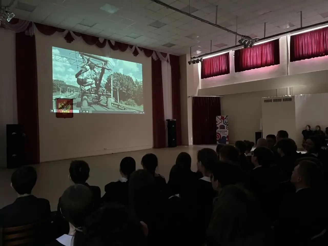 ✨ В рамках Единого дня безопасности в школе состоялась познавательная беседа со старшим инспектором 