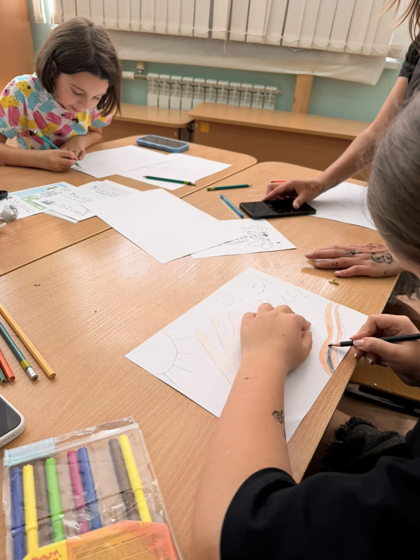 🎨 «Мы против войны»

Ребята организовали выставку рисунков на важную тему «Мы против войны». В ярки