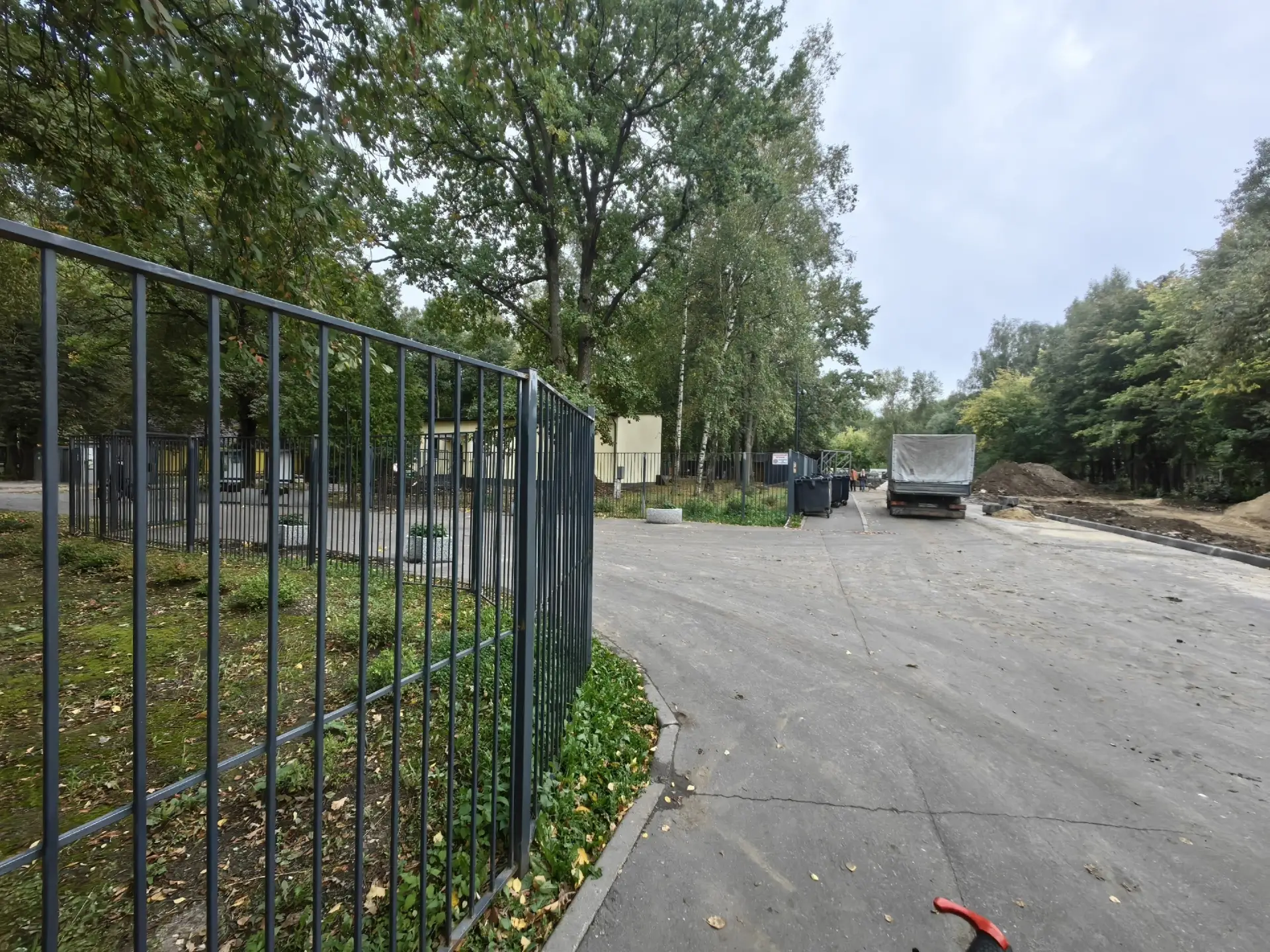 👍 В парке #Ступино наконец-то расширяют стоянку для посетителей. 🛻