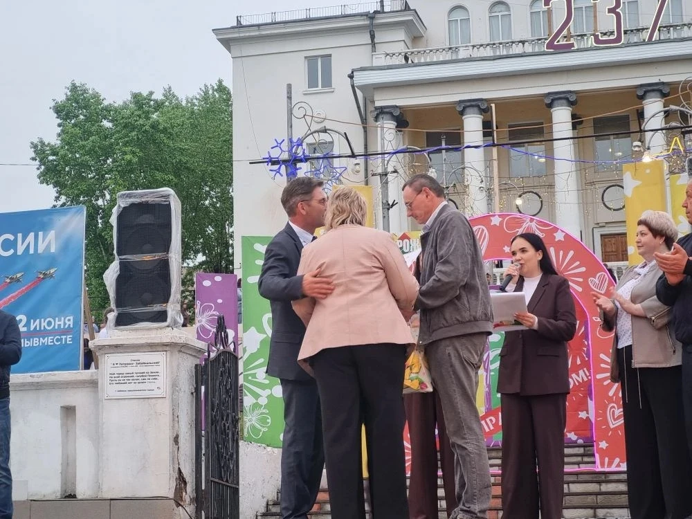 Глава округа Николай Горюнов вручил поздравительные адреса семьям-юбилярам и семье, где совсем недав