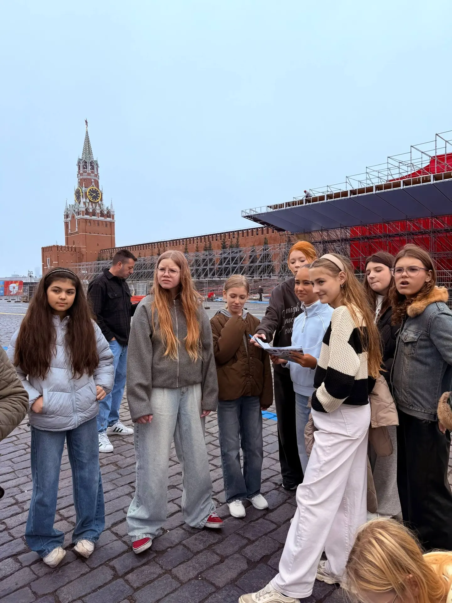 🇷🇺 Из учебника — прямо на брусчатку! 🇪🇸  На этой неделе ученики 5 «Д» класса совершили небольшое пут