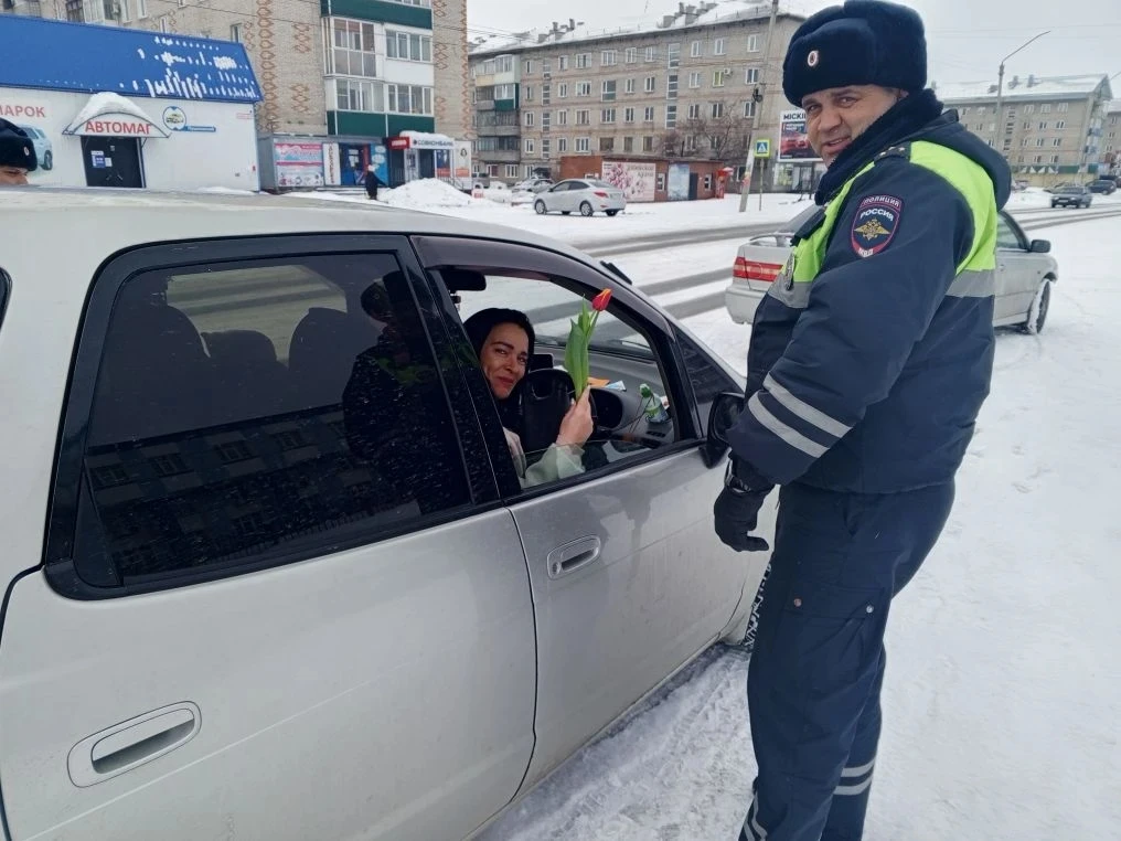 👮‍♂️🚔🌷Каменские автоинспекторы поздравили автоледи с  праздником! 🌷🚗  Восьмого марта сотрудники Каме