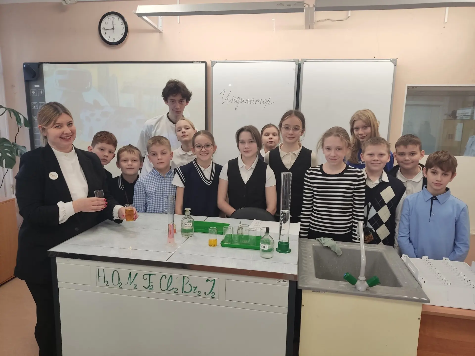 Наука на ладошке: зарядились наукой! ⚗️🔍🔬✨  День российской науки в нашей школе отметили по-настояще