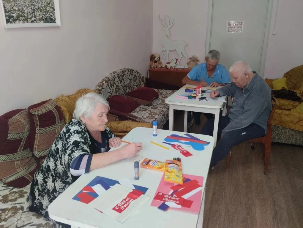С любовью к Родине! 🇷🇺

✨В стационарном отделении Шарканского района клиенты на трудотерапии созда