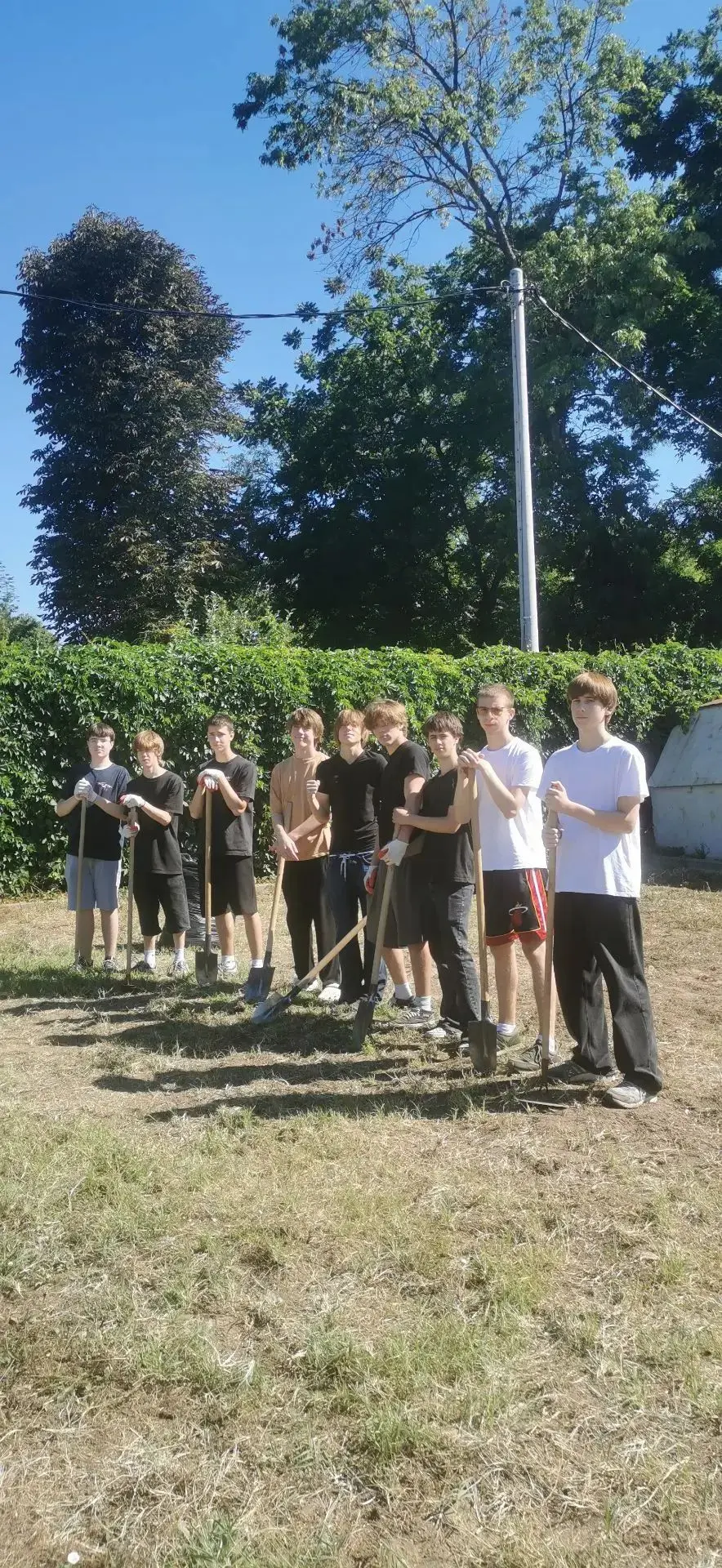 Продолжается летняя трудовая практика у учащихся 8-х и 9-х классов. В школе всегда много работы, а о