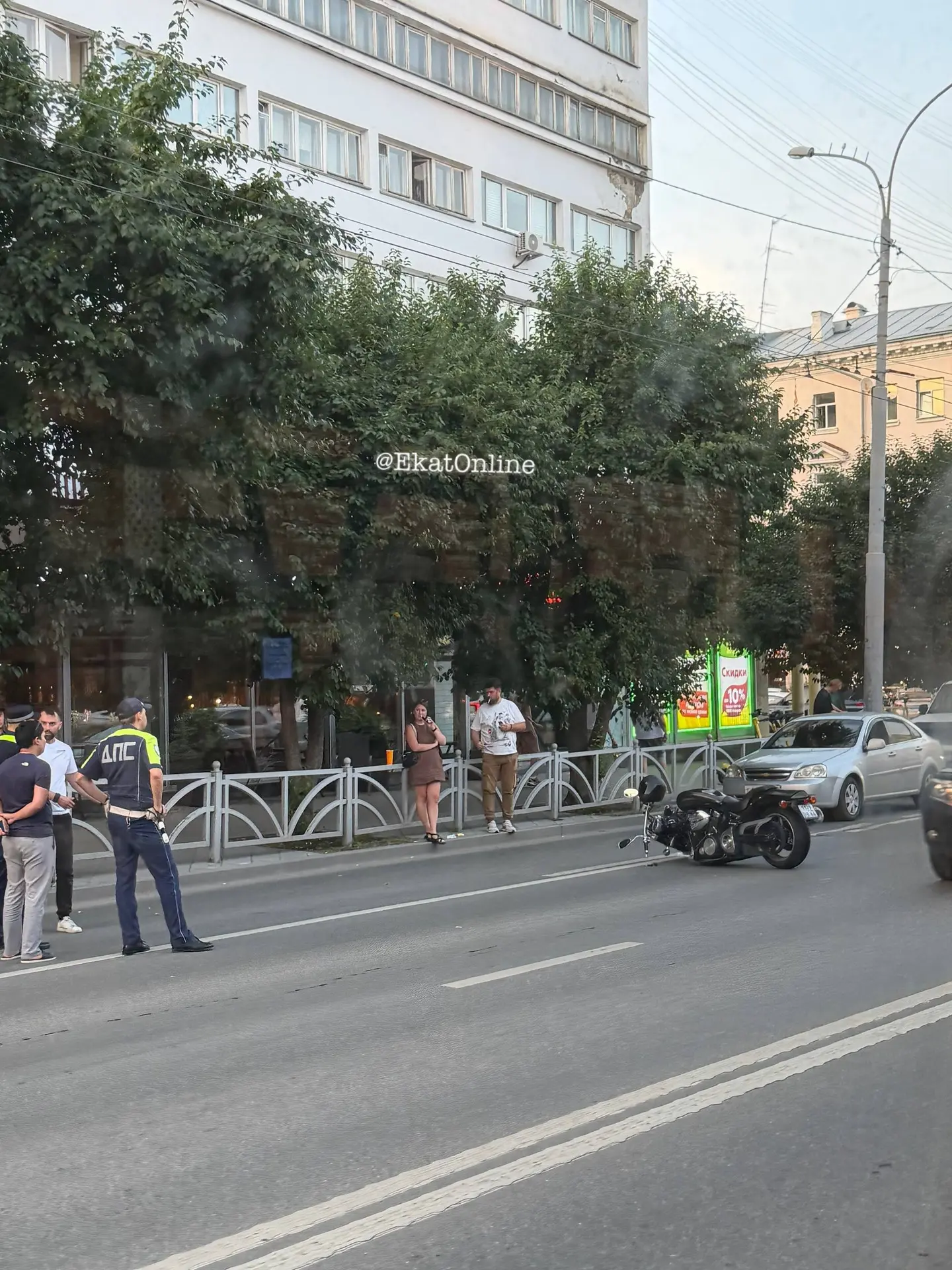 🚨 На Малышева авария с участием мотоциклиста