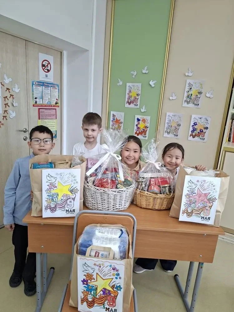 Ученики 1Г и 8Г классов поздравили ветеранов