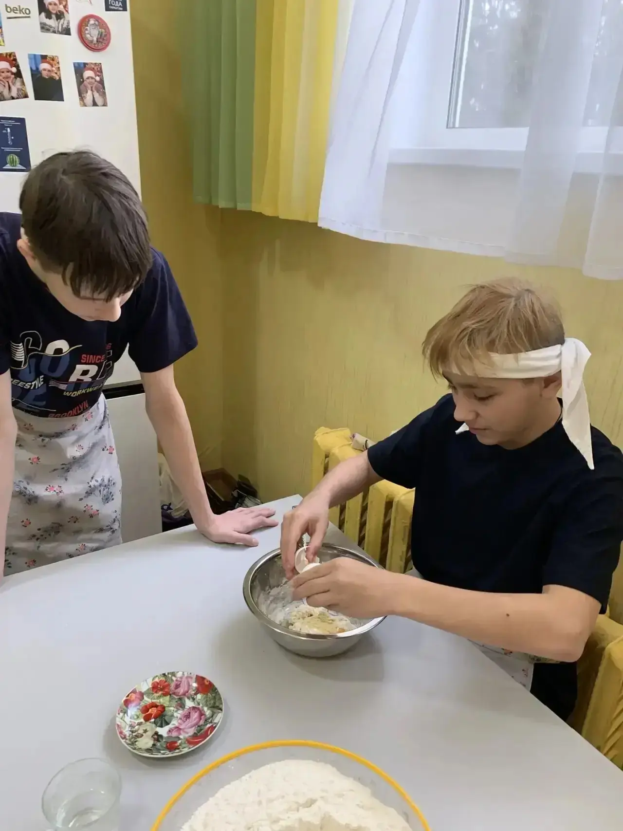 Сегодня воскресенье, сегодня выходной, а значит, у ребят любимые занятия кулинарии, а э...