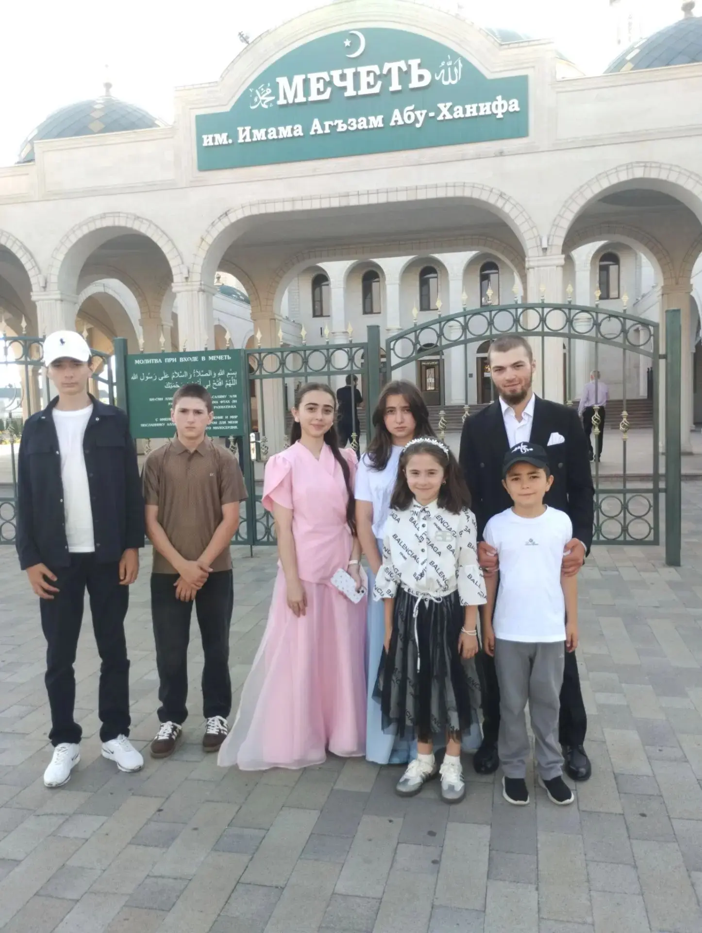 📢Маленький гость большого праздника. Ученик 4 «Б» Ибрахим Эркенов наслаждается атмосфе...