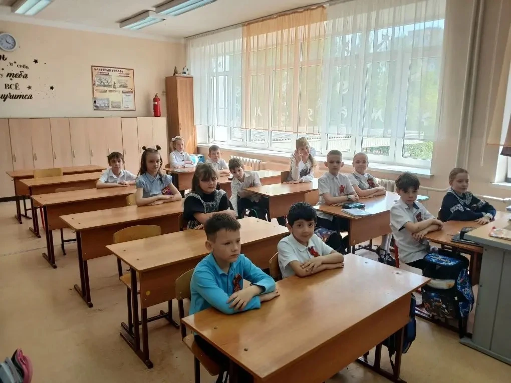 В канун Дня Победы во 2 "г" классе прошел конкурс чтецов.Это не просто соревнование, это дань глубок
