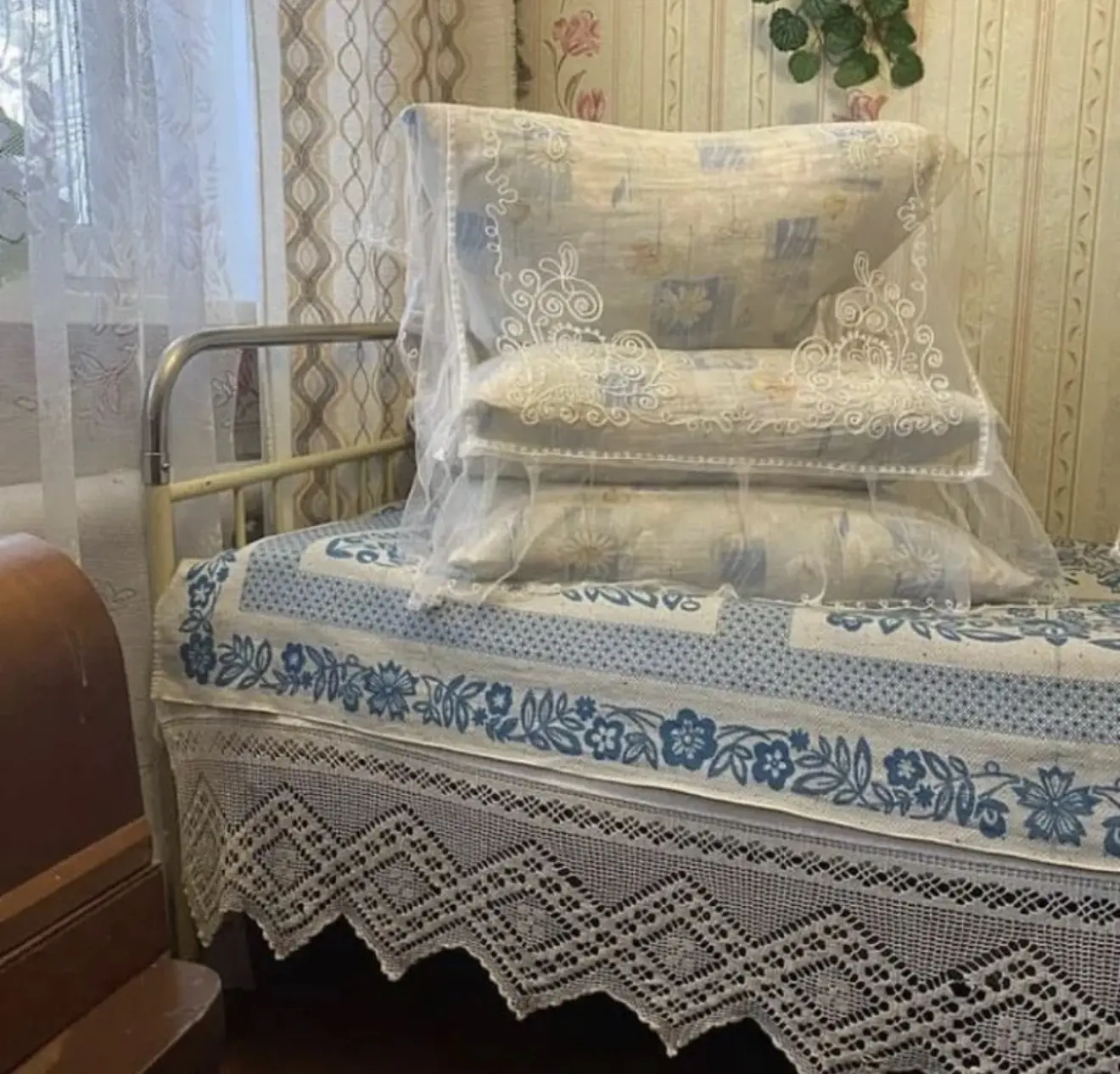 Спальня из прошлого века, пружинная кровать у окна, вязанные вручную подзоры, капроновая накидка на 