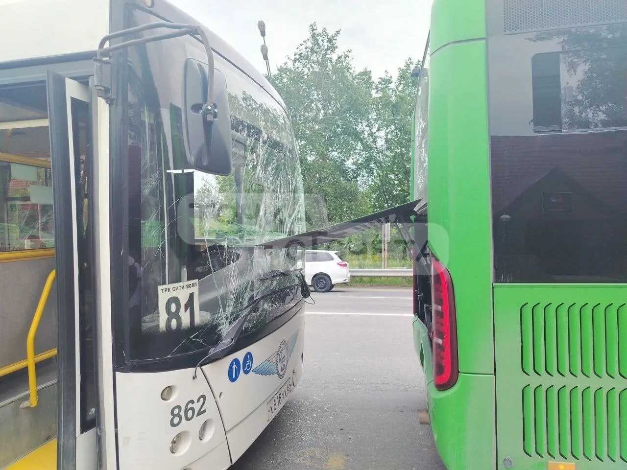 ⚡️"Лопнуло стекло": пассажирские автобусы столкнулись в Южно-Сахалинске