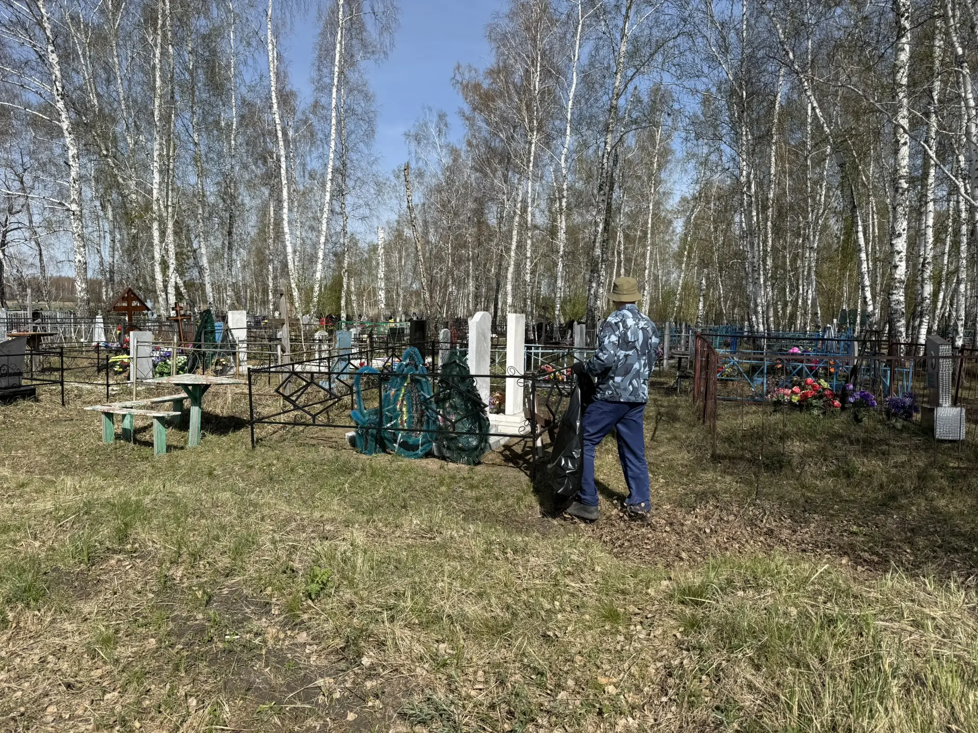с. Сумки
🌿 Субботник на территории кладбища: совместными усилиями — к чистоте и порядку! 🌿

Жители
