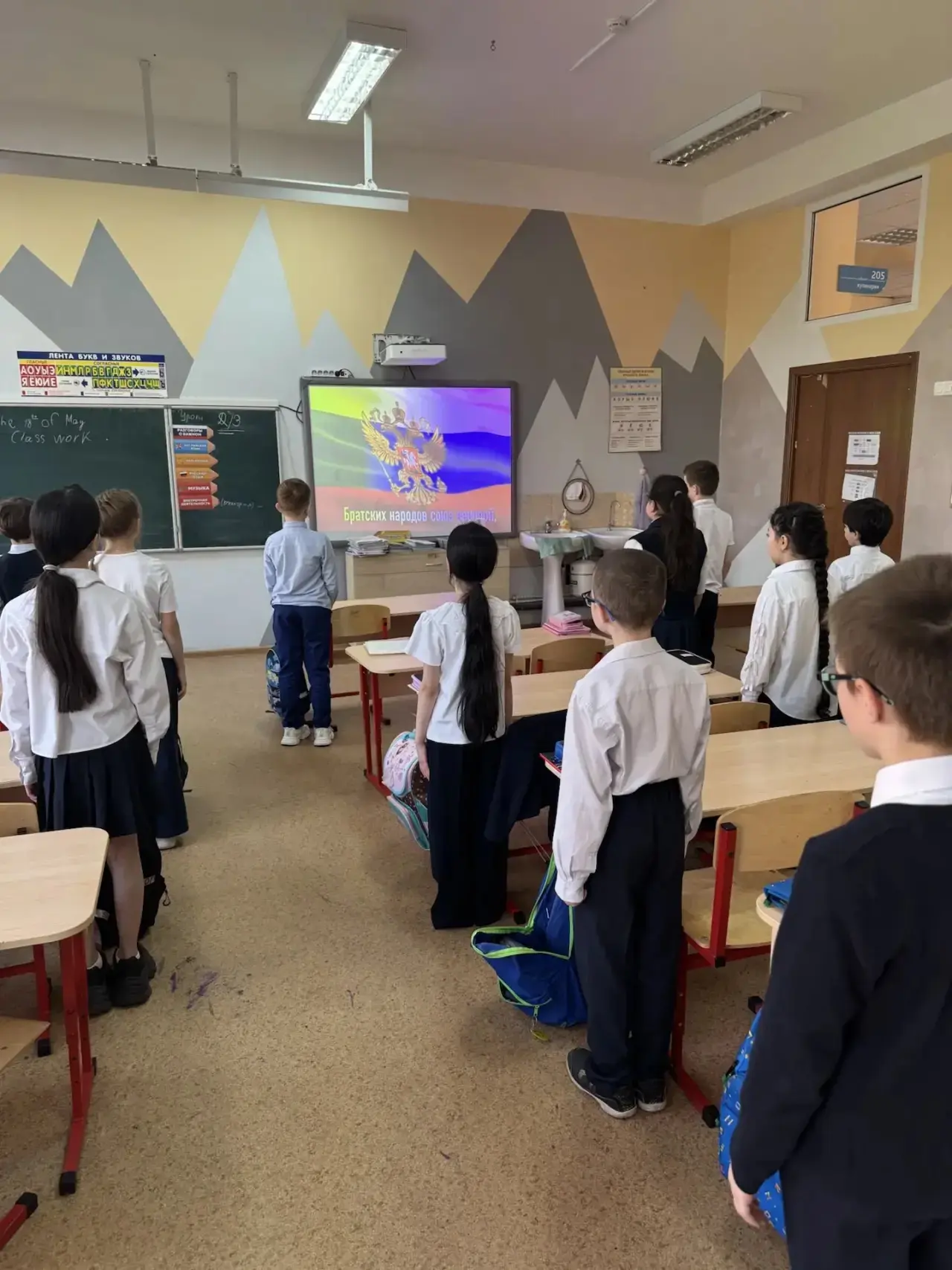 Ценности, которые нас объединяют❤️🌍   🇷🇺Утро понедельника в школе началось с доброй традиции — торже