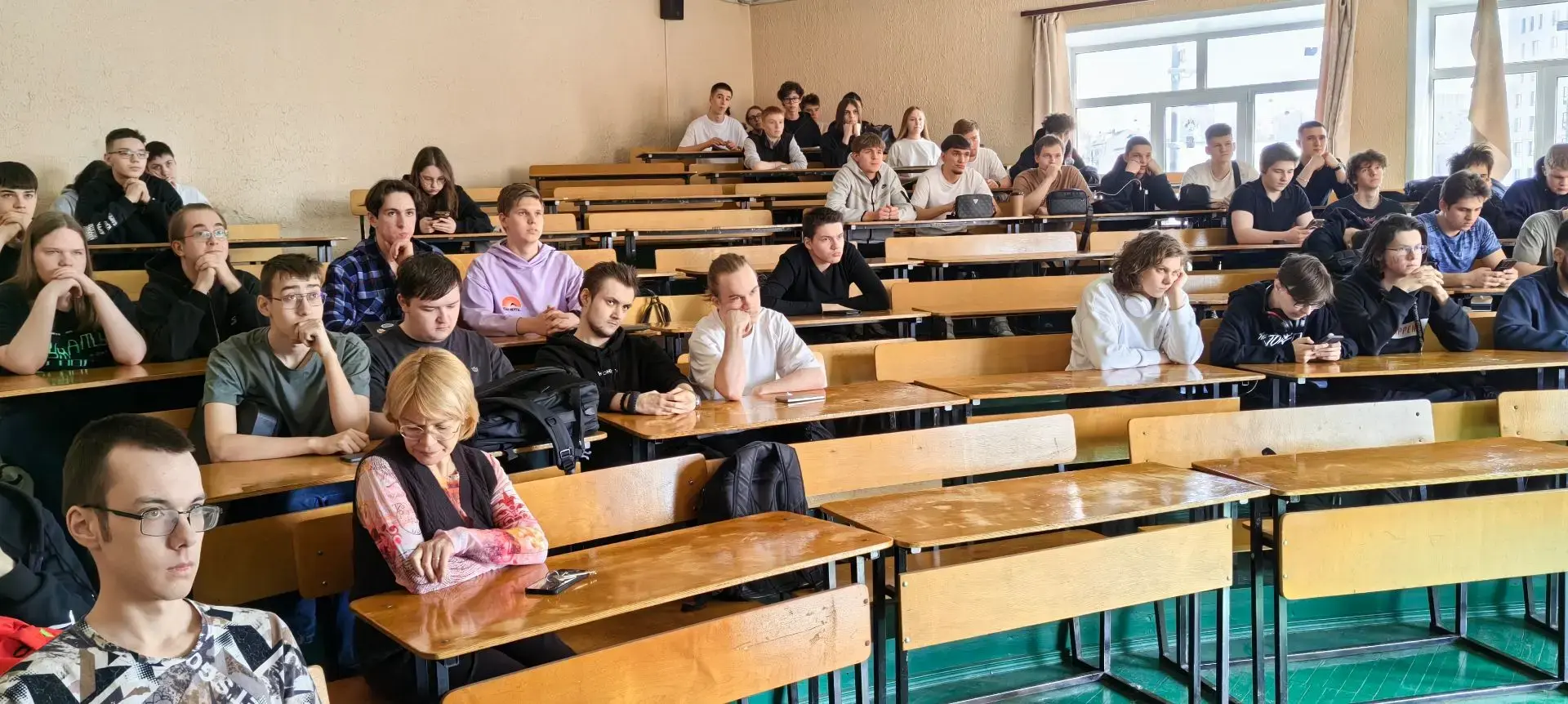 🌟 Беспилотные системы ВС РФ  31 марта в УрТИСИ СибГУТИ прошла встреча групп 484 и 486 с представител