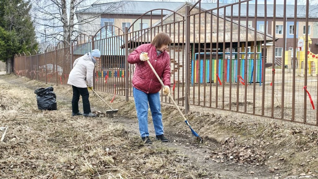 24 апреля на территории детского сада прошел субботник. В нем принял участие весь колле...